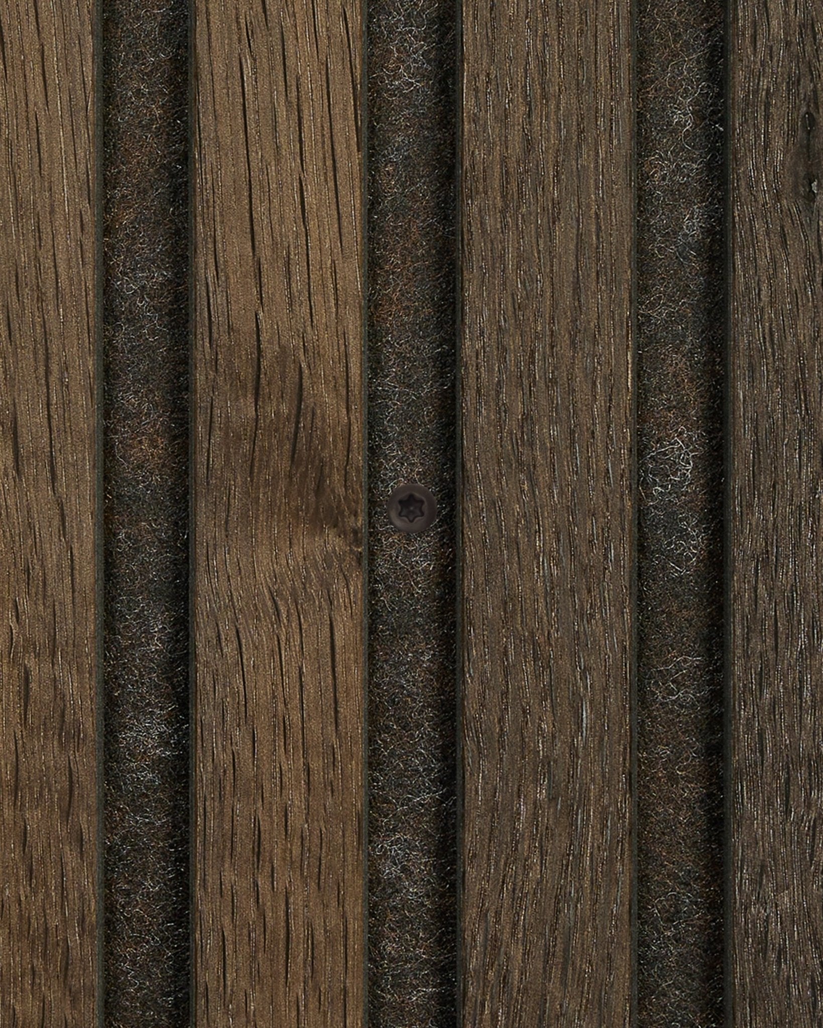 Pormenor dos parafusos bronzed brown (100 unid.) para instalação WoodUpp, apresentados sobre painéis acústicos ripados em madeira vertical com suporte em feltro.